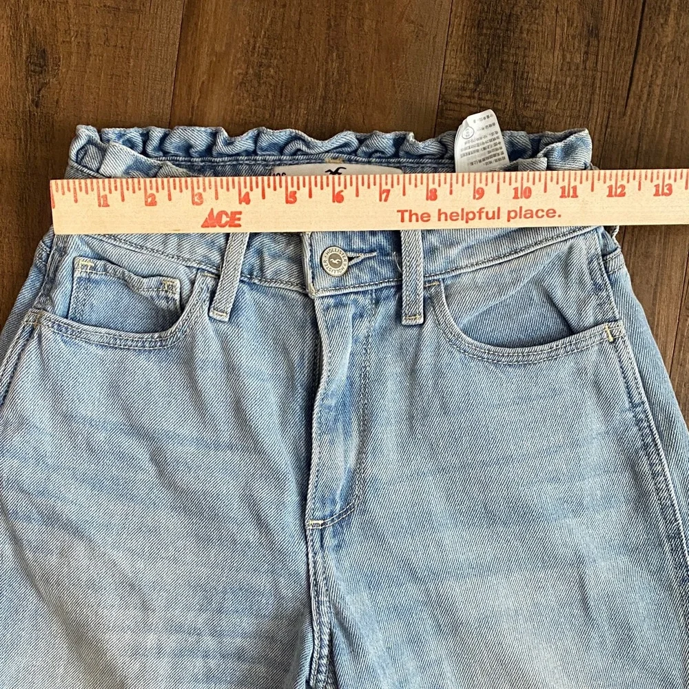 Hollister Light Wash Curvy High-Rise Mom Jeans - Picture 6 of 11